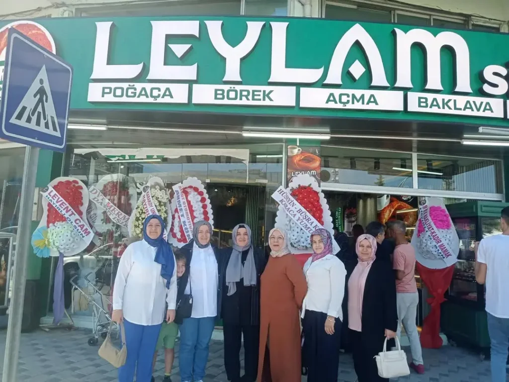 AK Parti Afyonkarahisar İl Kadın Kolları’ndan İş Yerinin Açılışına Destek