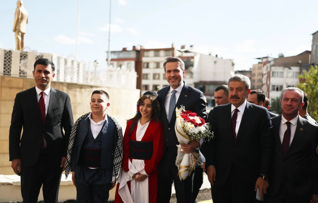 Bakan Bayraktar Hakkâri’de ziyaretlerde bulundu