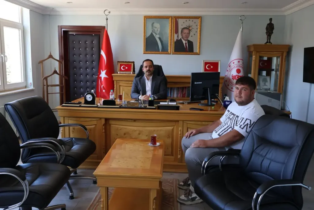 Çilek üreticisi Kaymakam’ı ziyaret etti