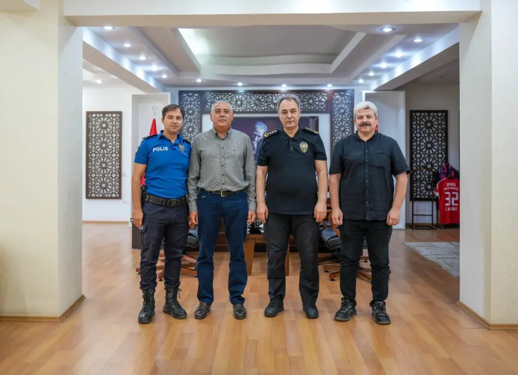 Emekli polis memurlarına plaket verildi