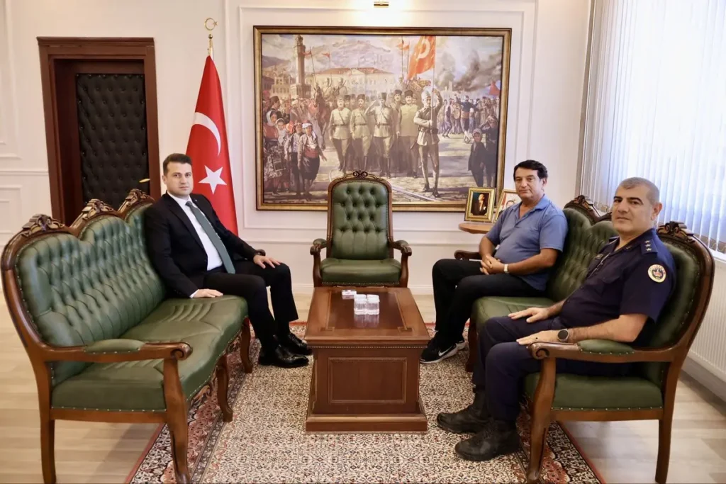 Emekli Tuğgeneral Çivril’de Kaymakam’ı Ziyaret Etti