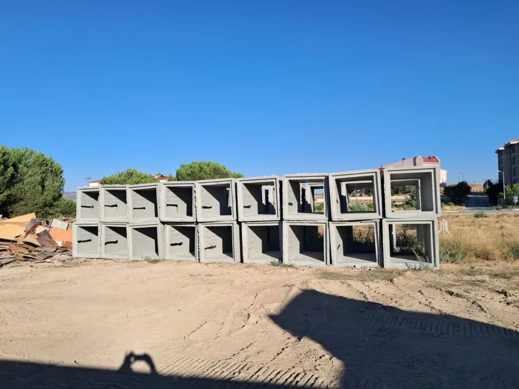 Eşme’de köy yolları için menfez temini