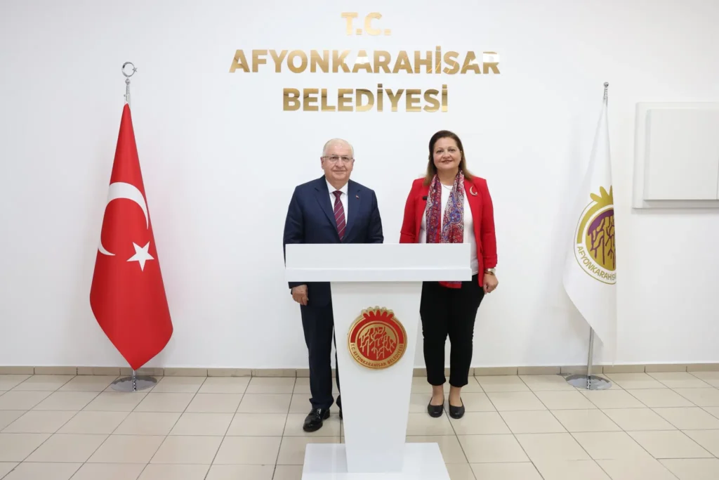 Milli Savunma Bakanı Yaşar Güler, belediyeyi ziyaret etti