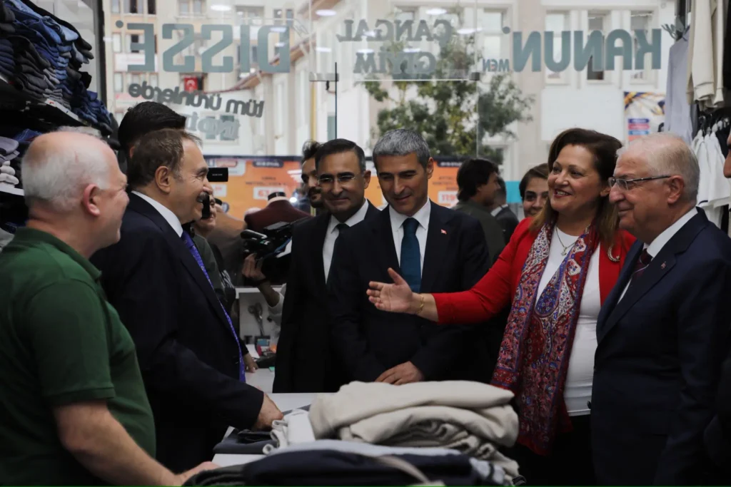Savunma Bakanı Güler, esnafla buluştu