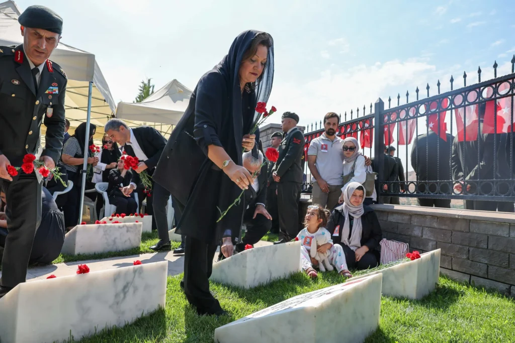 Şehit askerler anıldı, aileleriyle buluşuldu
