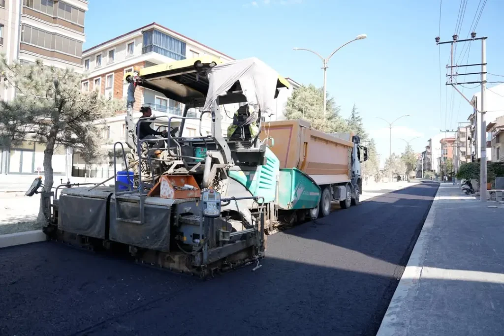 Tavşanlı’da asfalt serim çalışmaları başladı