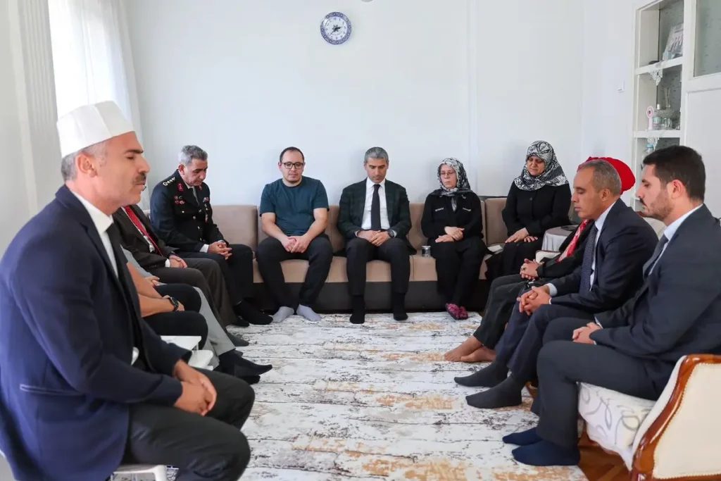 Vali Aktaş, şehit polis ailesini ziyaret etti